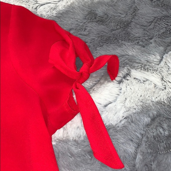 Red top with cute tie sleeves - Picture 2 of 4